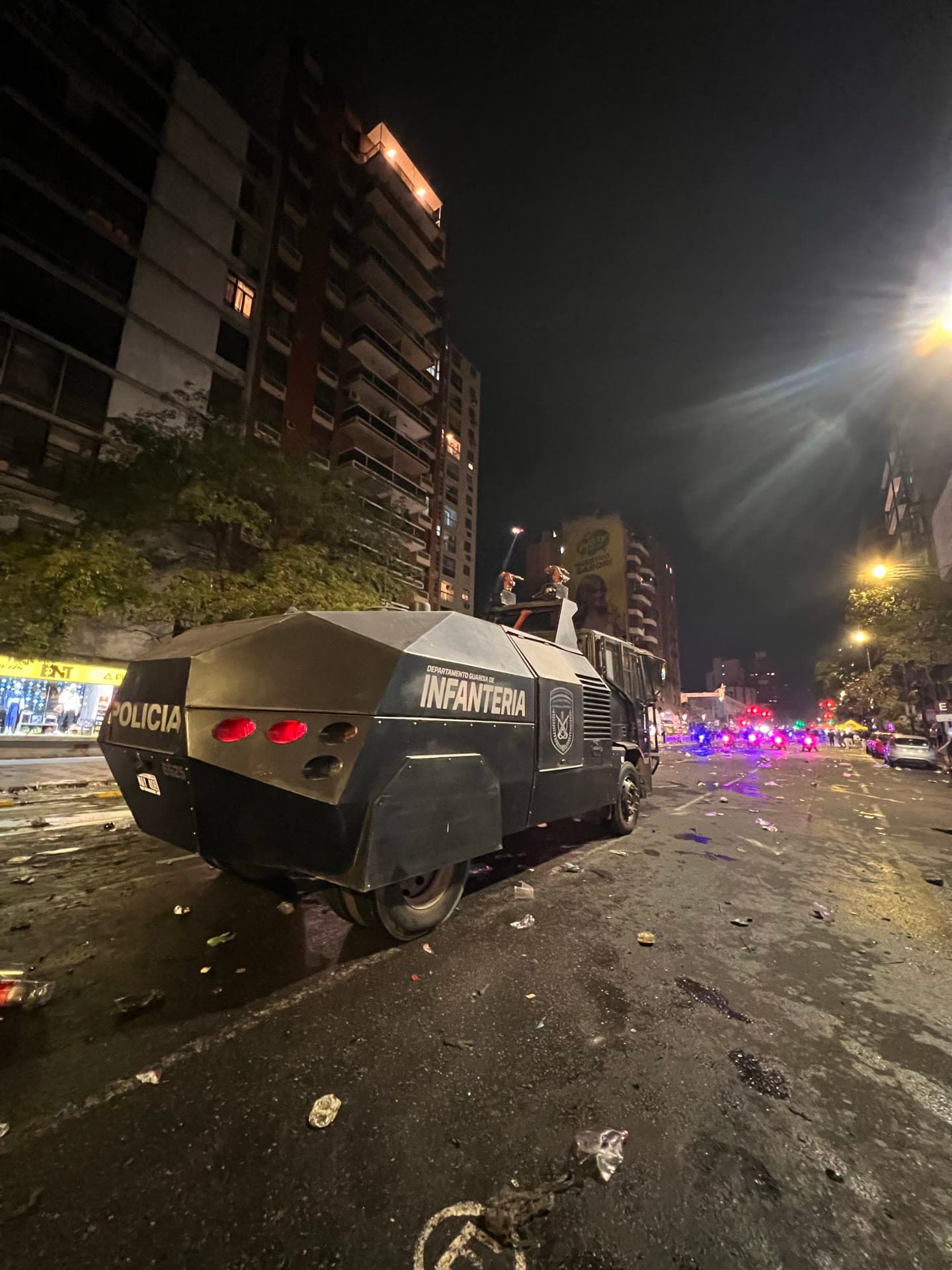 Camión de infantería durante el operativo nocturno