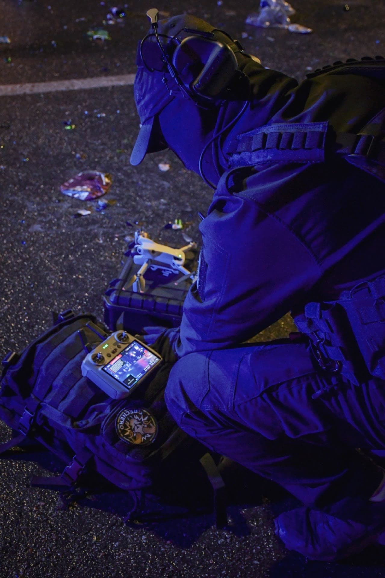 Operador VANTAGE piloteando el drone durante el operativo nocturno